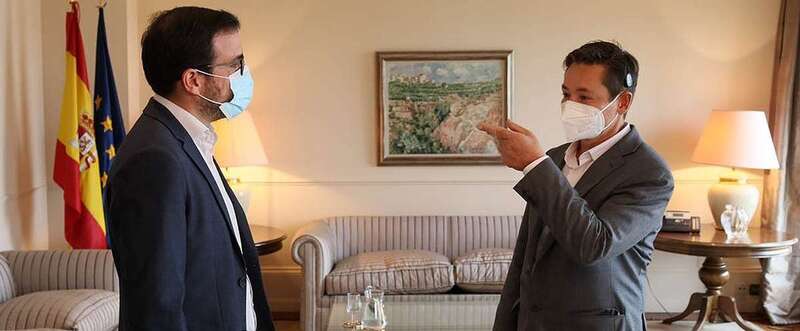 El ministro de Consumo, Alberto Garzón (i), junto a Marcos Lechet/TA.